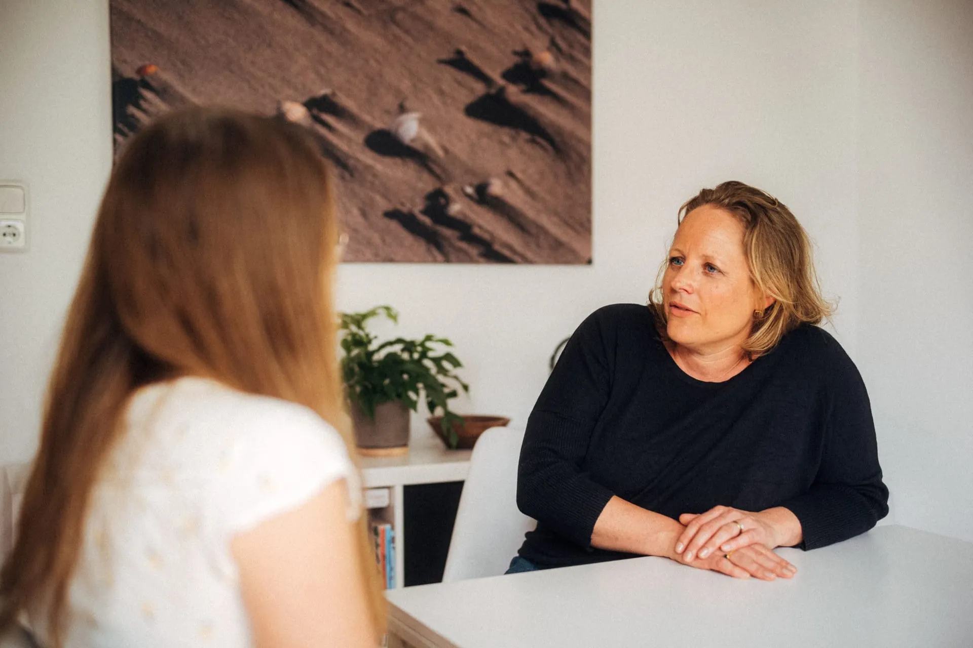 Barbara Pfeiffer im Beratungsgespräch mit einer Klientin