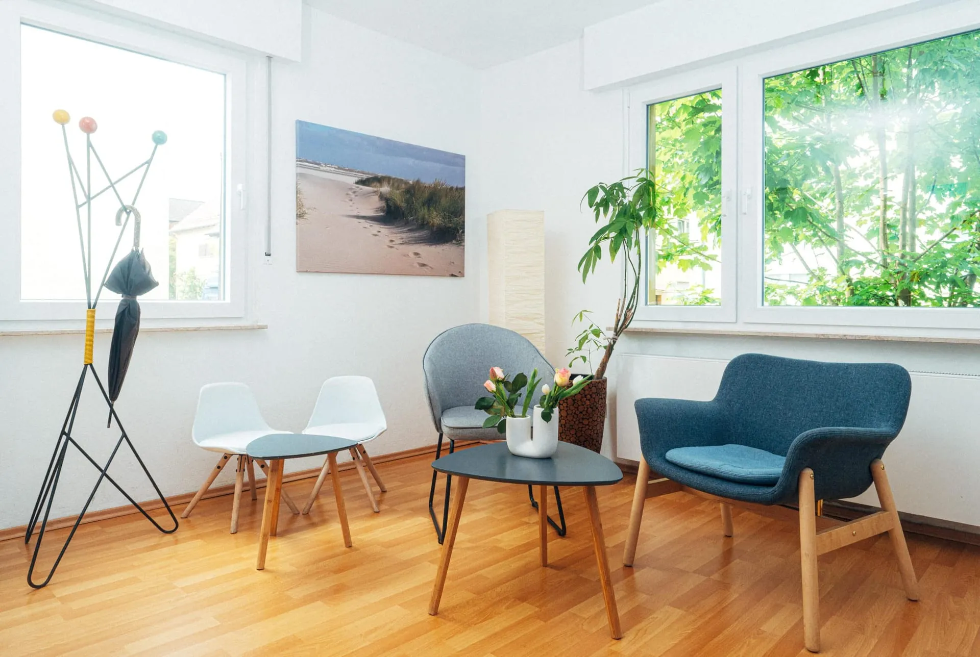 Heller Wartebereich der Ergotherapie-Praxis mit Sesseln und Pflanzen